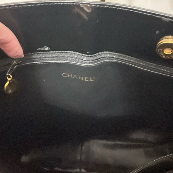 Chanel Black Parent Leather Shoulder Bag with CC logo - Picture 5 of 15